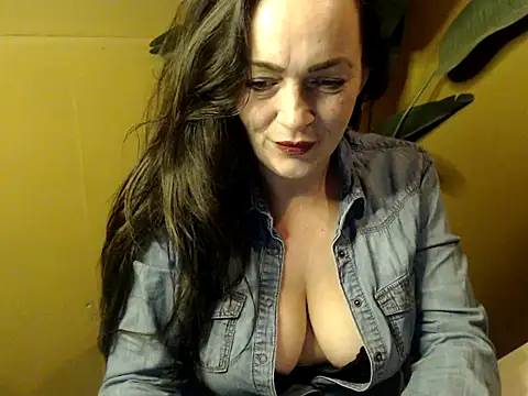 Snapshot of cloe85nl chatting on December 18, 2024, 1:34 pm cloe85nl online show from December 18, 2024, 1:34 pm