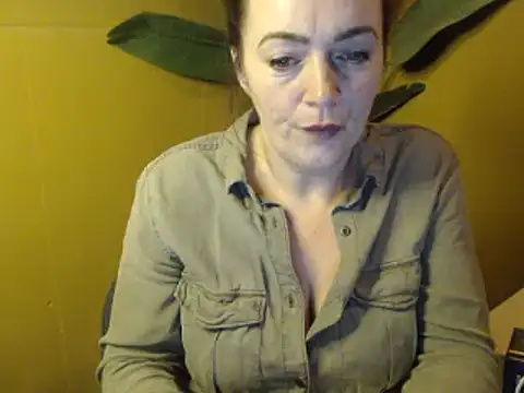 Snapshot of cloe85nl chatting on February 13, 2025, 4:17 pm cloe85nl online show from February 13, 2025, 4:17 pm