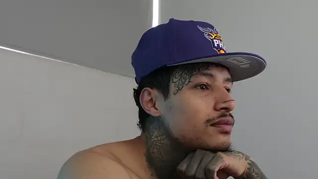 Snapshot of trieone chatting on December 3, 2024, 1:32 pm trieone online show from December 3, 2024, 1:32 pm