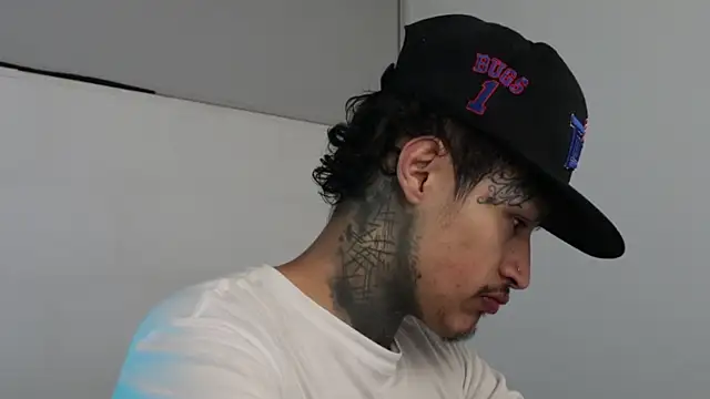 Snapshot of trieone chatting on February 13, 2025, 4:11 am trieone online show from February 13, 2025, 4:11 am