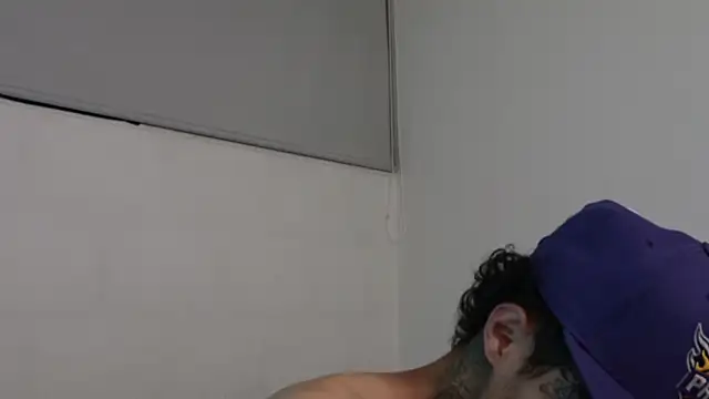 Snapshot of trieone chatting on March 1, 2025, 4:04 am trieone online show from March 1, 2025, 4:04 am