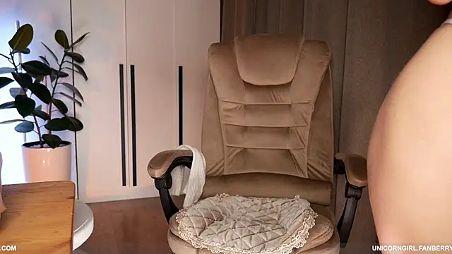 alicebalij online show from November 3, 2025, 6:31 pm