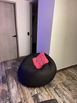 Victoria14  online show from November 8, 2025, 4:01 am