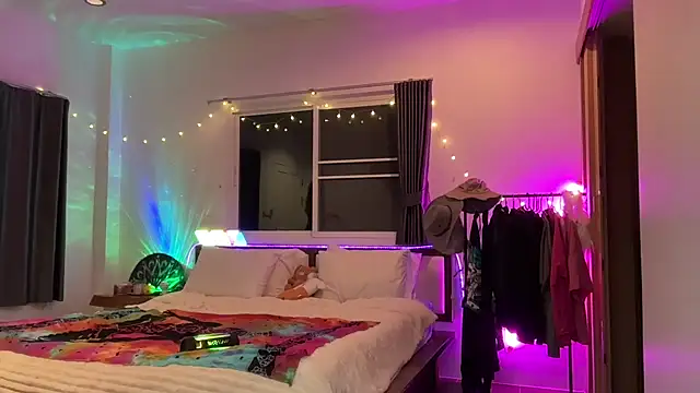 Snapshot of MonicaMilz chatting on January 31, 2025, 3:44 pm MonicaMilz online show from January 31, 2025, 3:44 pm