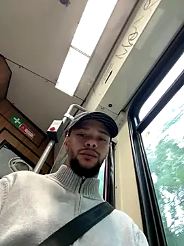 Lionayowe online show from October 8, 2025, 4:04 pm