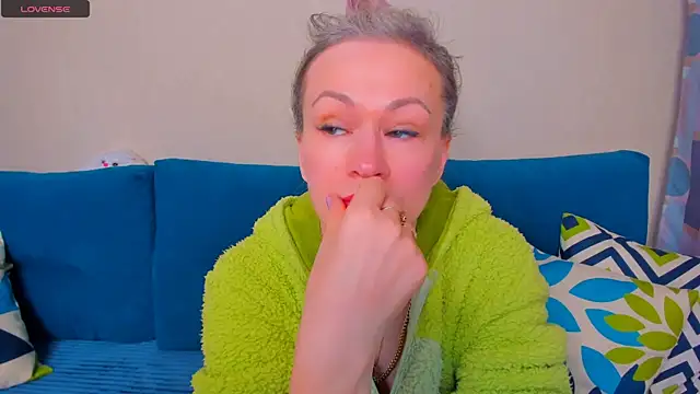 EllenMoore online show from October 24, 2025, 3:03 am