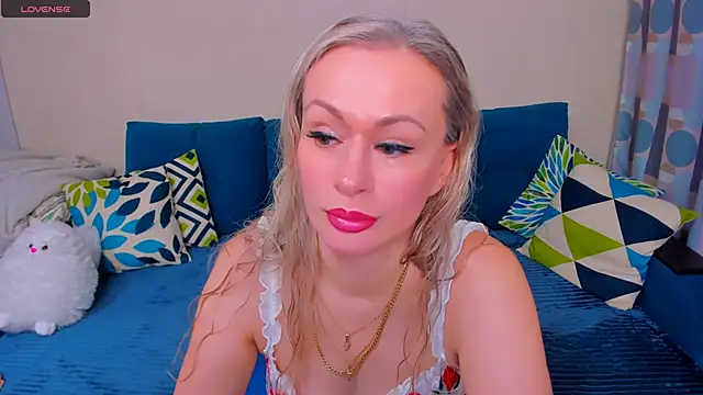 EllenMoore online show from November 5, 2025, 3:06 am