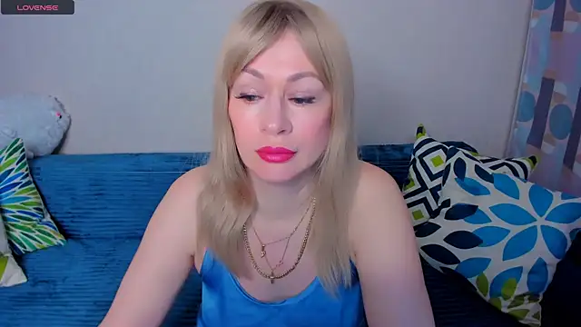 EllenMoore online show from April 15, 2026, 3:13 am