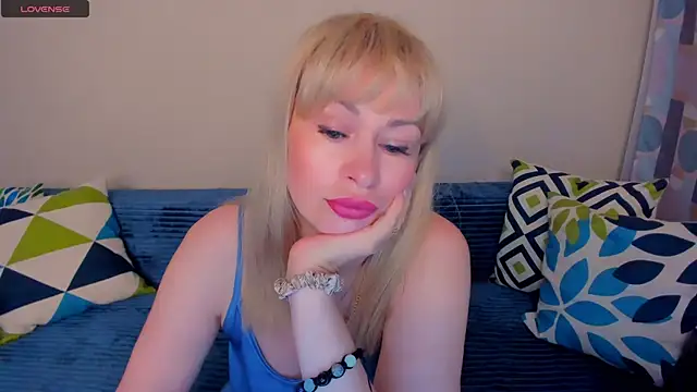 EllenMoore online show from July 25, 2026, 3:04 am
