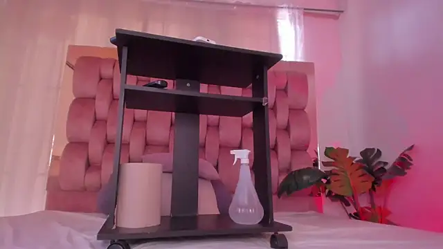 Snapshot of Secret_chells chatting on October 3, 2025, 5:43 pm Secret chells online show from October 3, 2025, 5:43 pm