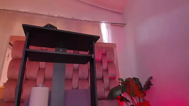 Snapshot of Secret_chells chatting on October 21, 2025, 5:35 pm Secret chells online show from October 21, 2025, 5:35 pm