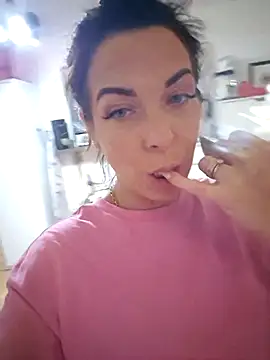 Almmaxxxx online show from October 30, 2025, 5:02 pm