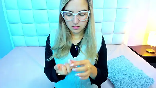 teresasroom  online show from October 6, 2025, 4:15 pm