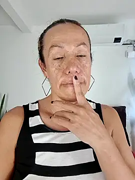 YOURSDEBORA online show from November 26, 2025, 7:04 pm