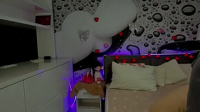 Snapshot of AlmaFancy chatting on February 2, 2026, 7:29 am AlmaFancy online show from February 2, 2026, 7:29 am