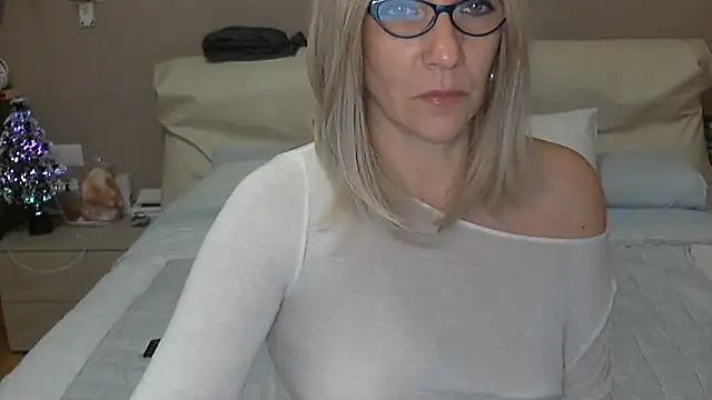 Snapshot of -K-- chatting on December 9, 2024, 4:47 pm -K-- online show from December 9, 2024, 4:47 pm