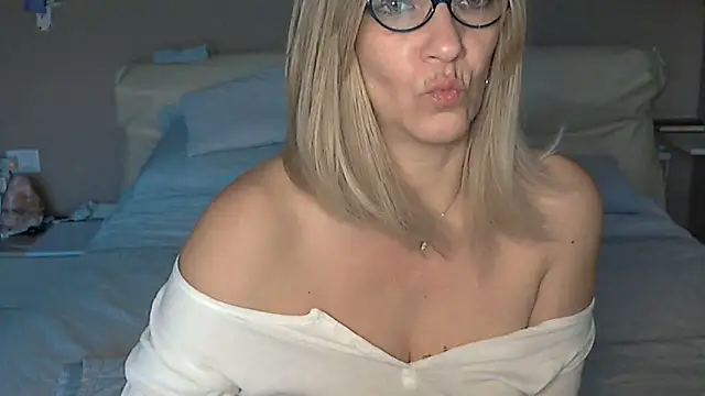 Snapshot of -K-- chatting on February 4, 2025, 3:26 pm -K-- online show from February 4, 2025, 3:26 pm