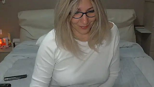 Snapshot of -K-- chatting on March 4, 2025, 5:45 pm -K-- online show from March 4, 2025, 5:45 pm