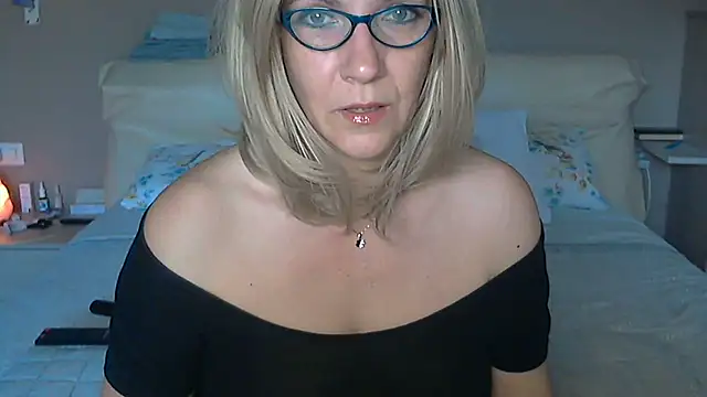 Snapshot of -K-- chatting on March 21, 2025, 3:35 pm -K-- online show from March 21, 2025, 3:35 pm
