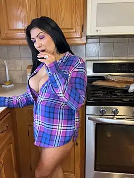 Snapshot of LittleMissEeve chatting on April 2, 2026, 9:56 pm LittleMissEeve online show from April 2, 2026, 9:56 pm