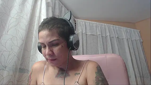 moon cat85 online show from October 3, 2025, 10:07 pm