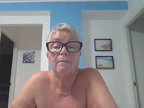 GrannyChrissy68 online show from September 26, 2025, 4:55 pm