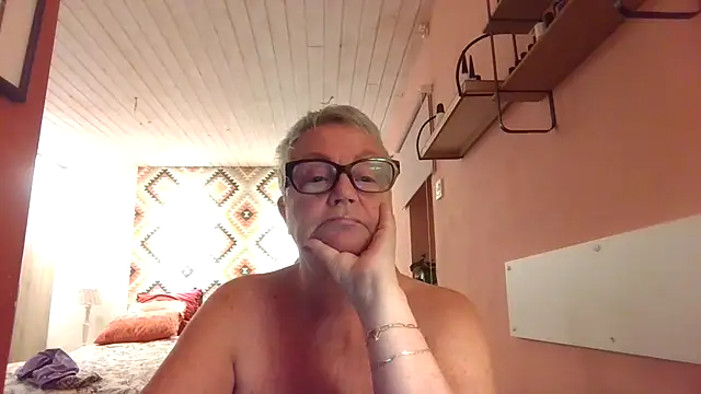 GrannyChrissy68 online show from December 1, 2025, 4:01 pm