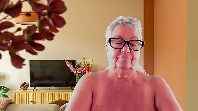 GrannyChrissy68 online show from February 6, 2026, 2:20 pm