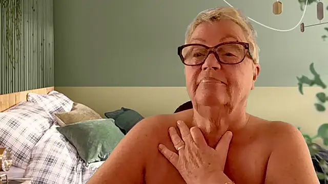 GrannyChrissy68 online show from March 10, 2026, 5:40 pm