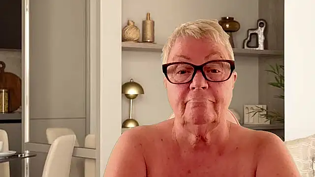 GrannyChrissy68 online show from April 9, 2026, 2:11 pm