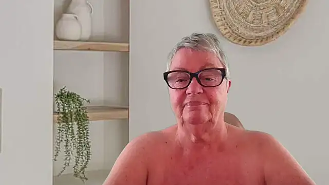 GrannyChrissy68 online show from May 27, 2026, 12:46 pm
