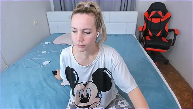 Snapshot of DreamGirl225 chatting on November 15, 2025, 8:16 pm DreamGirl225 online show from November 15, 2025, 8:16 pm