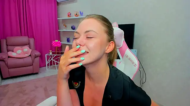 Strawberrye online show from February 6, 2026, 3:22 am