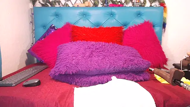 SARAWILLS online show from November 3, 2025, 2:07 pm