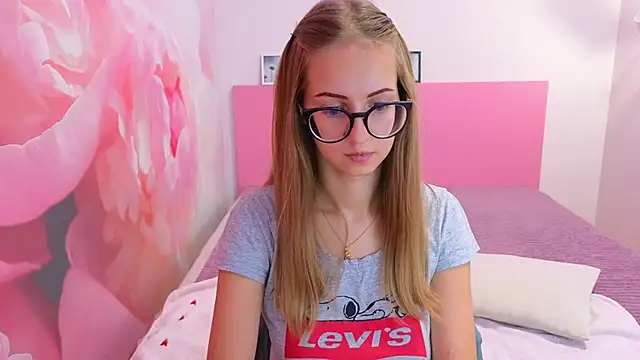 AliceAdams online show from September 22, 2025, 6:15 am