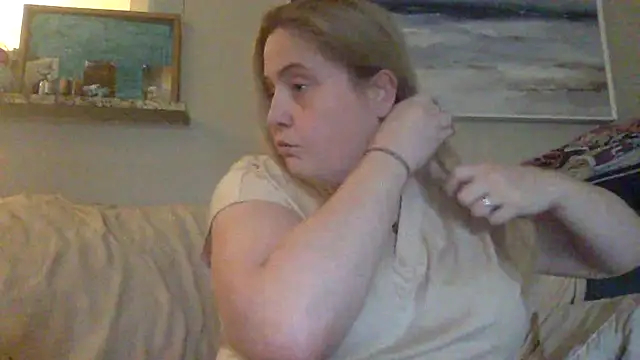 Hleigh327 online show from June 2, 2026, 5:26 pm