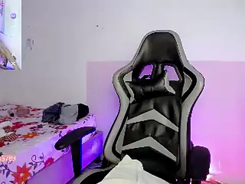 ninatiny online show from December 4, 2024, 9:18 am