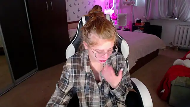 Snapshot of Kira_honeyy chatting on April 30, 2026, 3:46 am Kira honeyy online show from April 30, 2026, 3:46 am