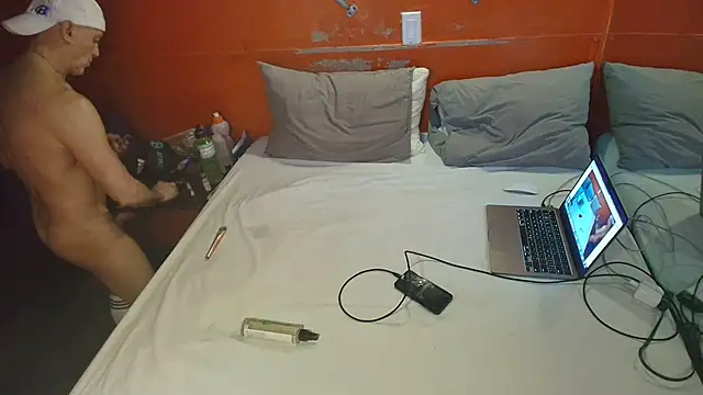 Snapshot of MikyFoxx chatting on January 1, 2025, 2:51 am MikyFoxx online show from January 1, 2025, 2:51 am