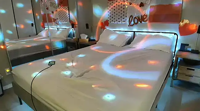 Snapshot of MikyFoxx chatting on February 14, 2025, 9:13 am MikyFoxx online show from February 14, 2025, 9:13 am