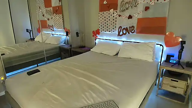 Snapshot of MikyFoxx chatting on February 18, 2025, 2:49 am MikyFoxx online show from February 18, 2025, 2:49 am