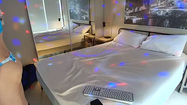 Snapshot of MikyFoxx chatting on February 24, 2025, 7:52 pm MikyFoxx online show from February 24, 2025, 7:52 pm