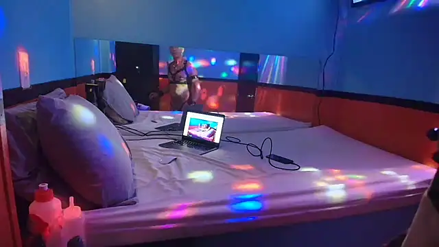 Snapshot of MikyFoxx chatting on March 16, 2025, 1:07 am MikyFoxx online show from March 16, 2025, 1:07 am