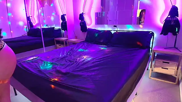 Snapshot of MikyFoxx chatting on November 1, 2025, 4:14 am MikyFoxx online show from November 1, 2025, 4:14 am