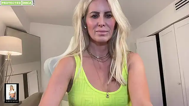 Snapshot of JordynGrange chatting on October 1, 2025, 10:49 pm JordynGrange online show from October 1, 2025, 10:49 pm