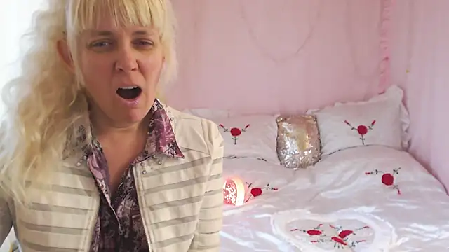 SunnySylvia online show from November 28, 2025, 7:11 am