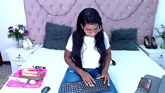 CharlotteWilliams online show from January 16, 2025, 3:23 am