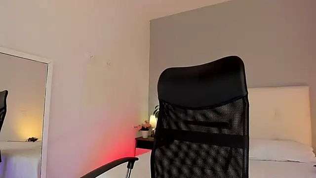 NataliaBuiles online show from October 14, 2025, 5:14 pm