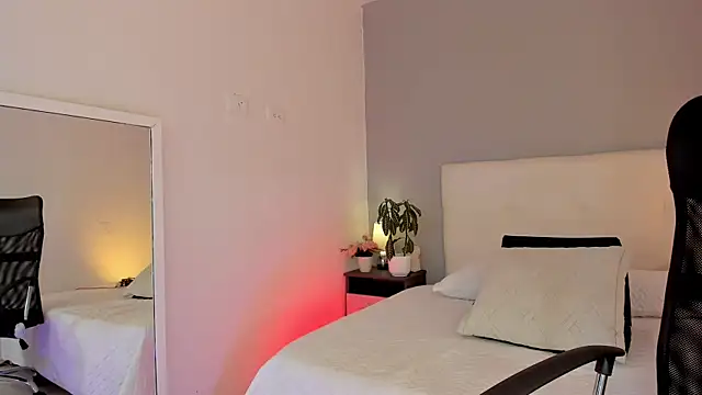 NataliaBuiles online show from October 15, 2025, 4:18 pm