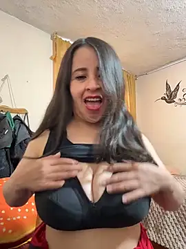 latinfemale online show from December 17, 2025, 9:43 pm